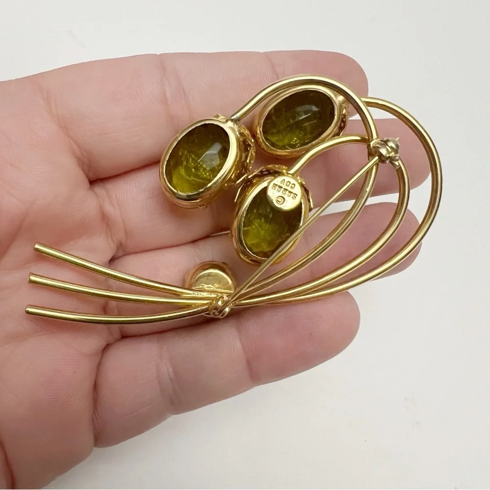 Vintage Sarah Coventry Touch of Elegance Green Glass Goldtone Filigree Brooch